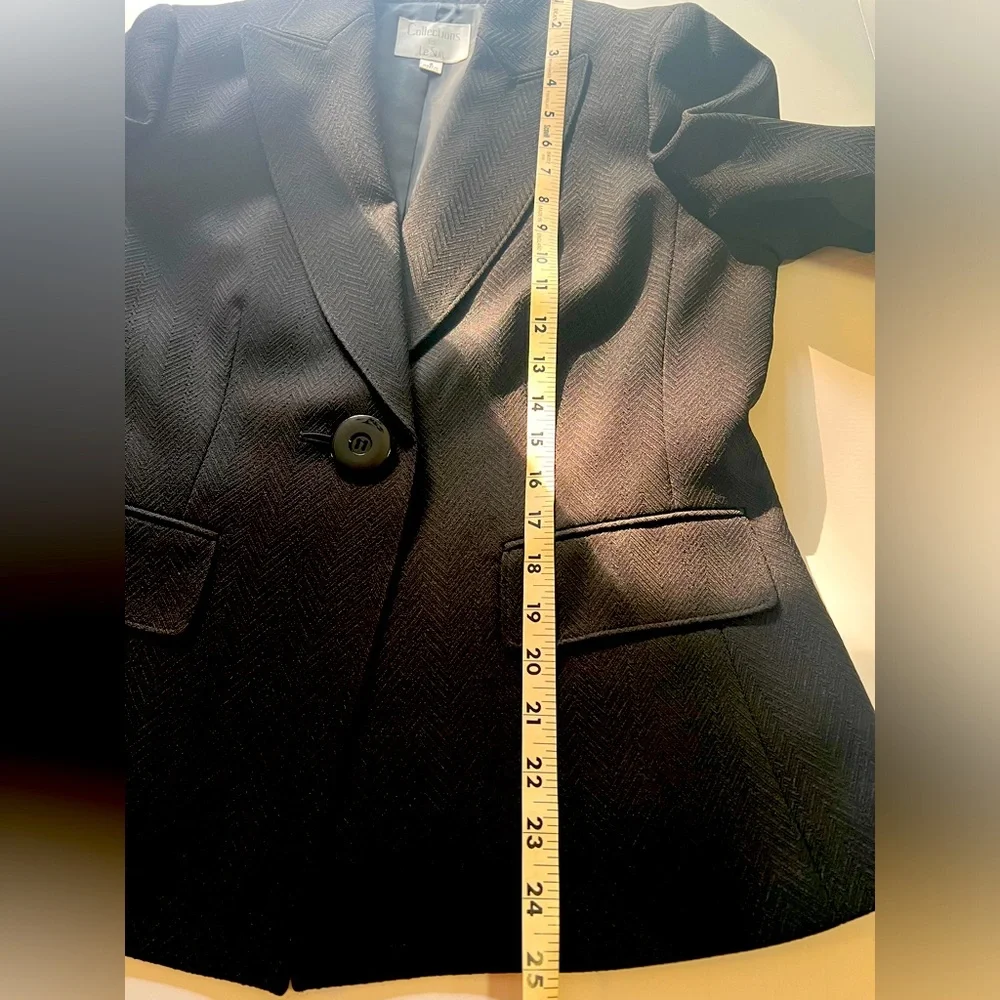 Dark Black One Button Two Pockets Fully Lined Textured Blazer by Le Suit. Size=6
